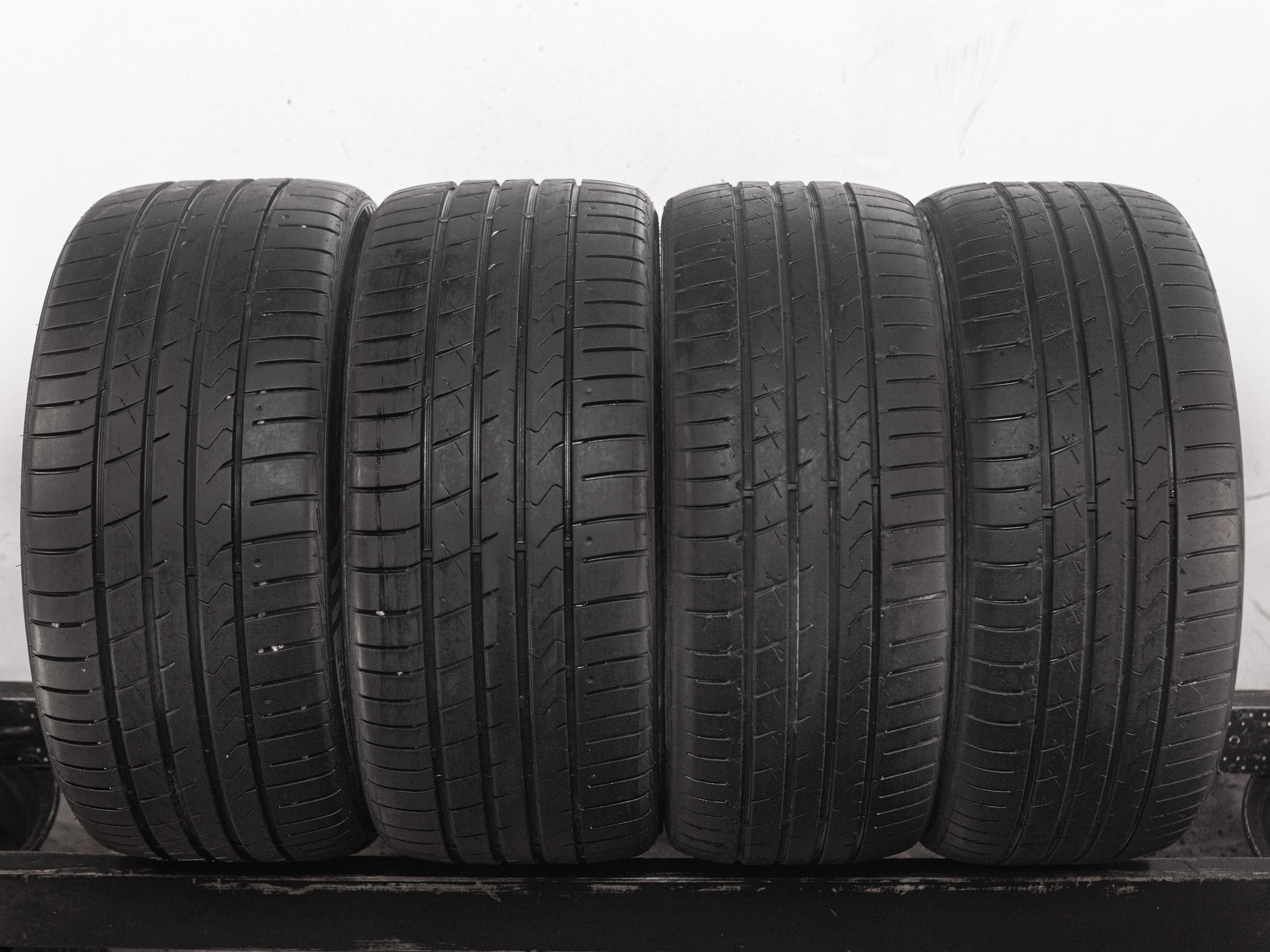 Habilead HeadKing HF330 245/40 R19 98Y