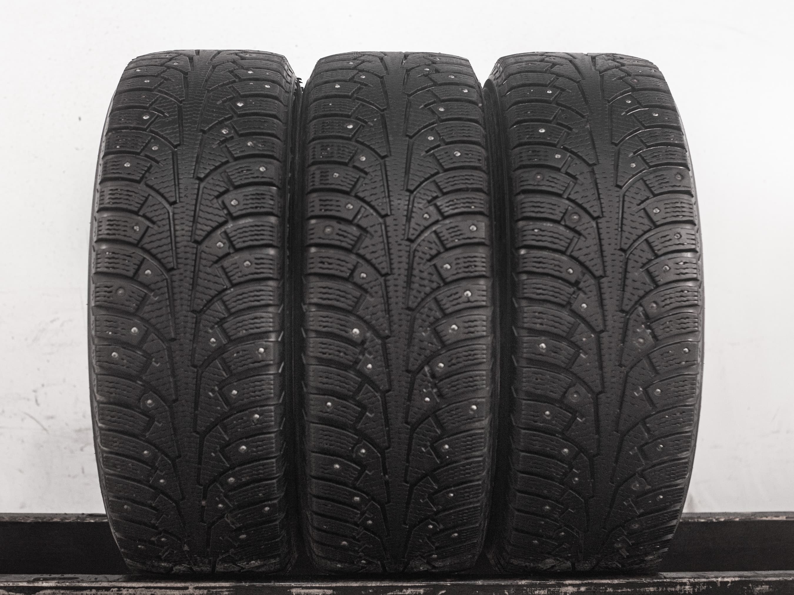 [3] Nokian Hakkapeliitta 5 205/65 R15 99T