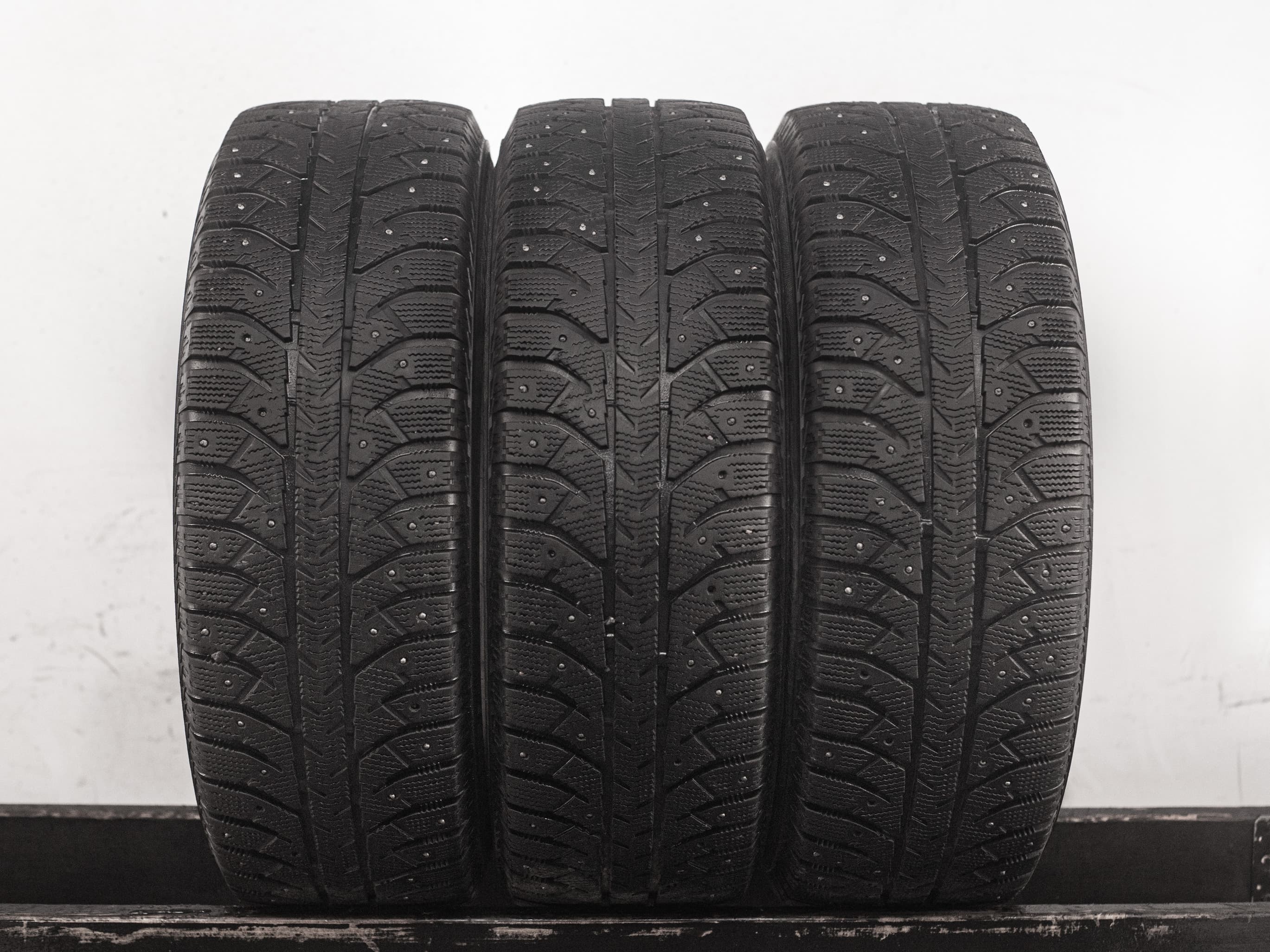 [3] Bridgestone Ice Cruiser 7000 215/65 R16 98T