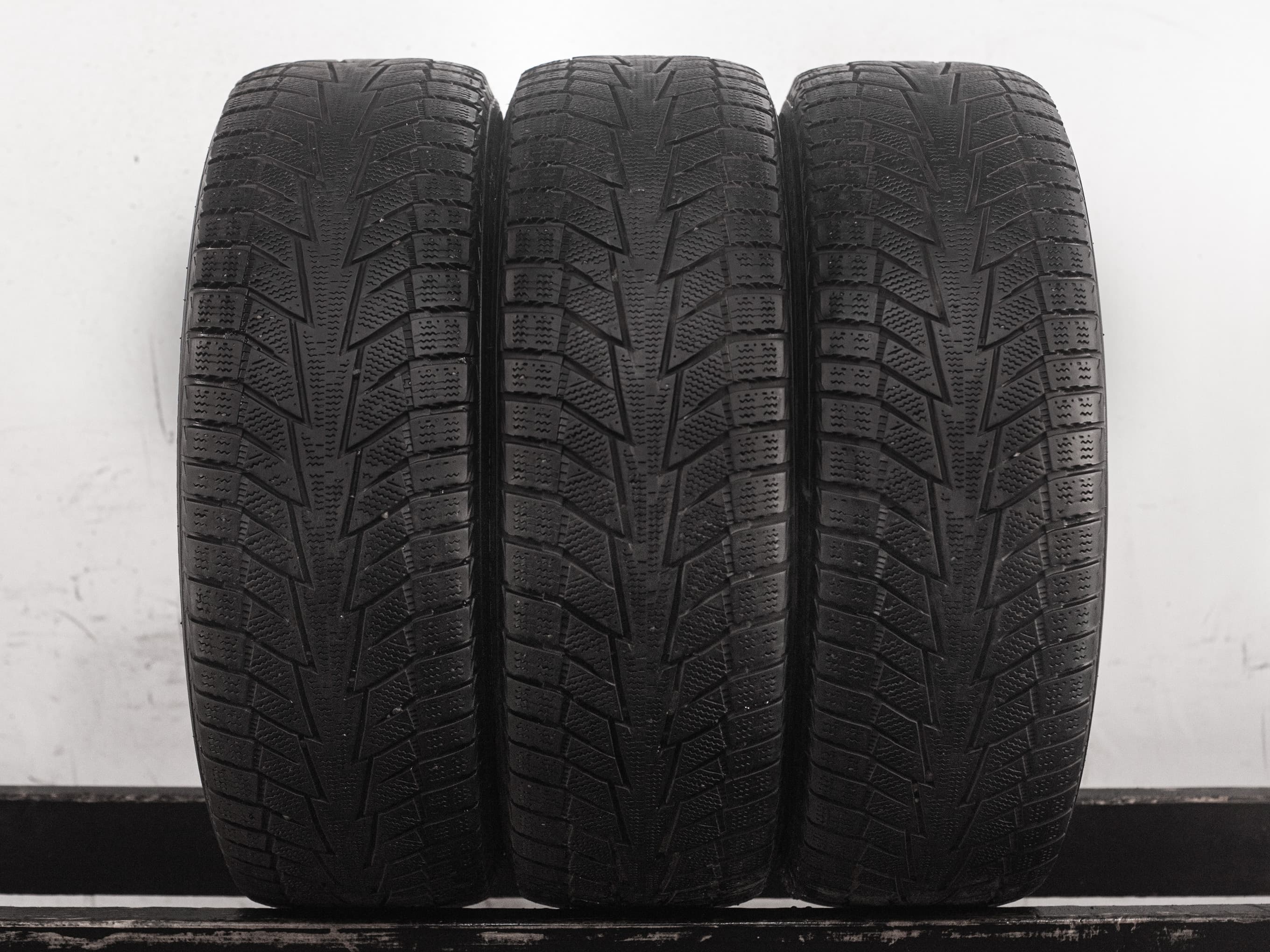 [3] Hankook W616 I*Cept IZ2 215/65 R16 102T