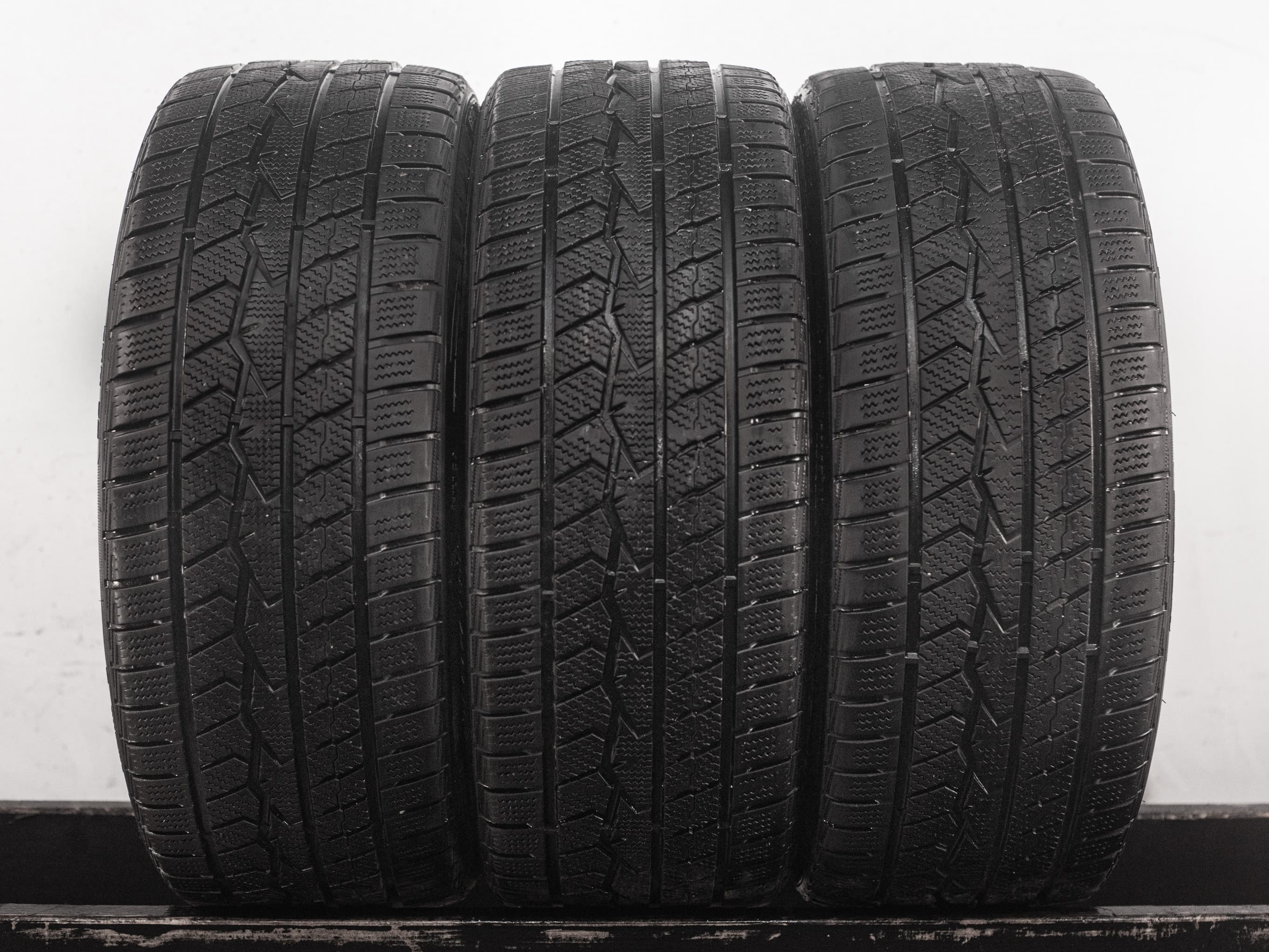 [3] Farroad FRD78 225/45 R19 96V