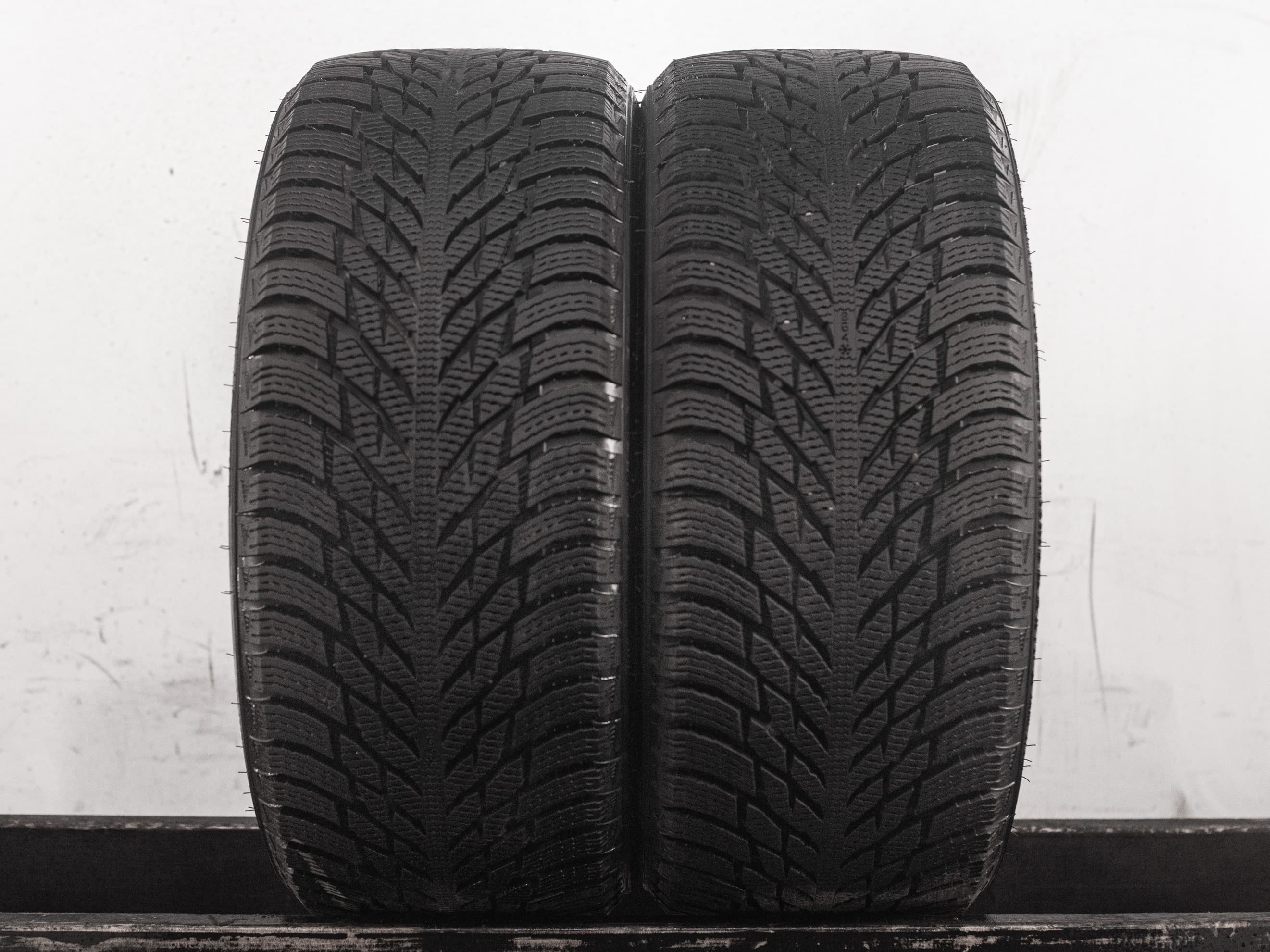 [2] Ikon Autograph Snow 3 245/40 R18 97T