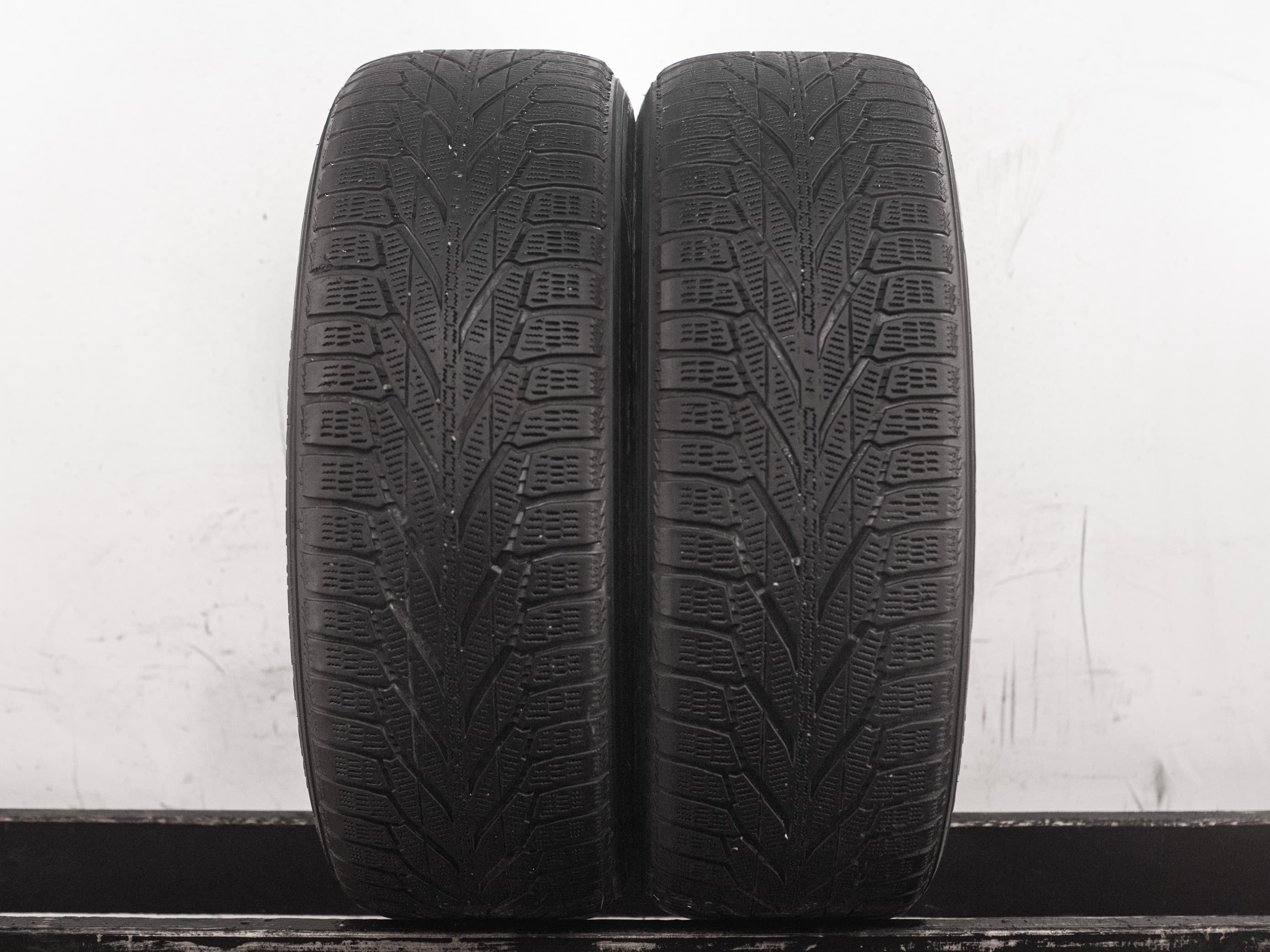 [2] Nokian Hakkapeliitta R2 SUV 235/65 R17 108R