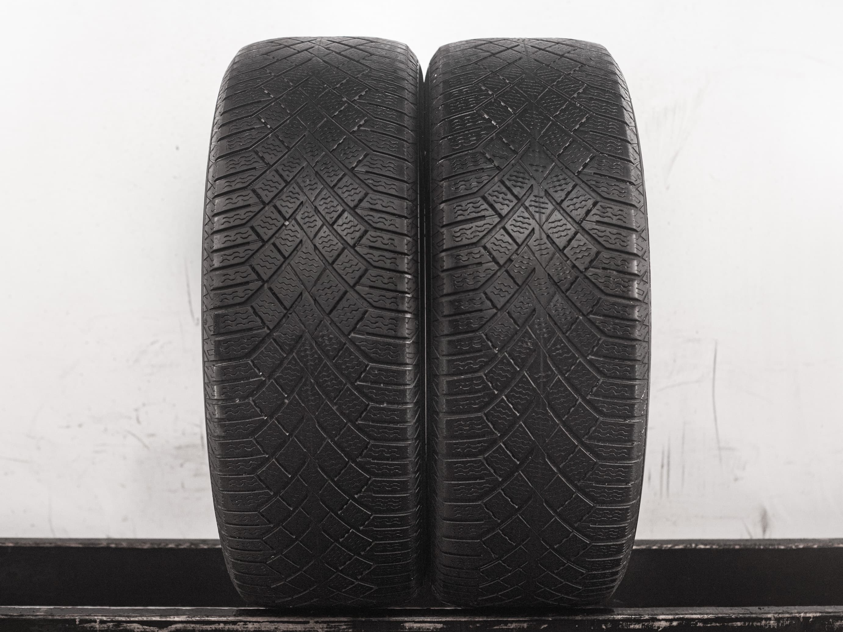 [2] Continental ContiVikingContact 7 235/60 R18 107T