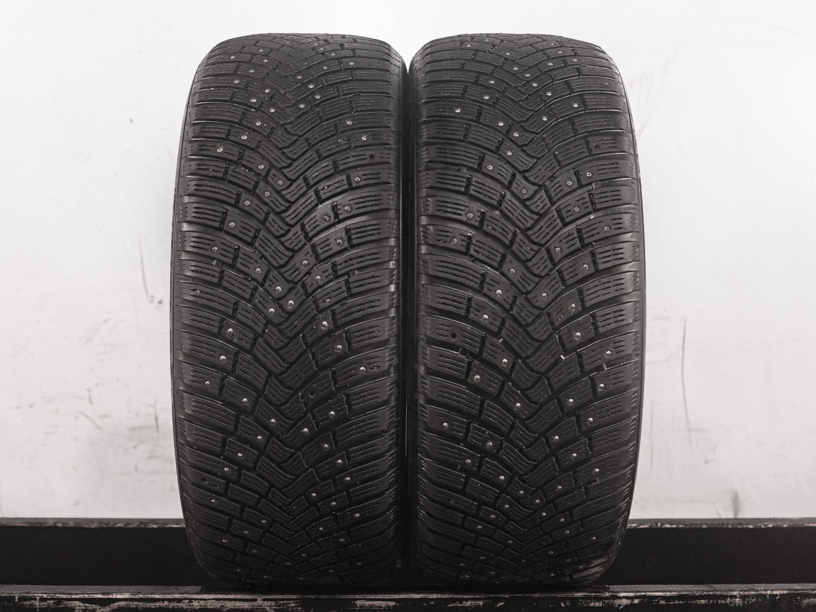 [2] Continental ContiIceContact 3 235/50 R18 101T