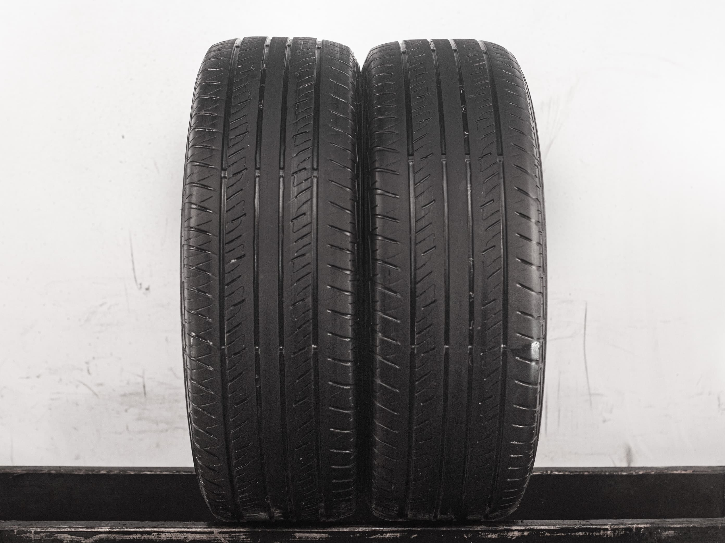 [2] Dunlop GrandTrek PT2 235/65 R17 108V
