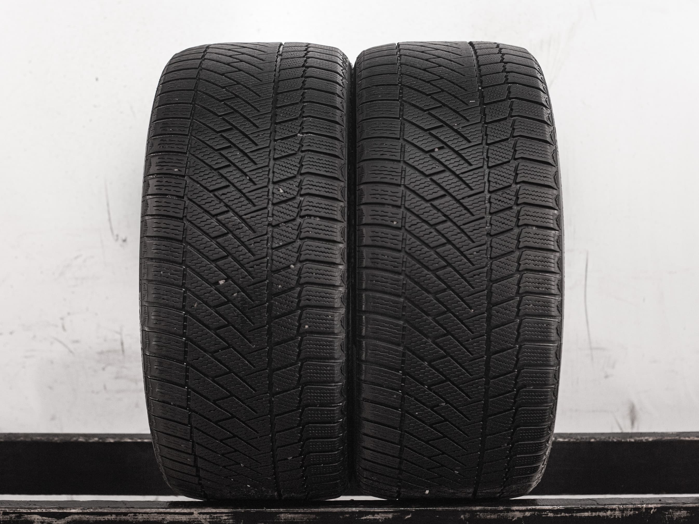 [2] Continental ContiVikingContact 6 245/40 R18 97T