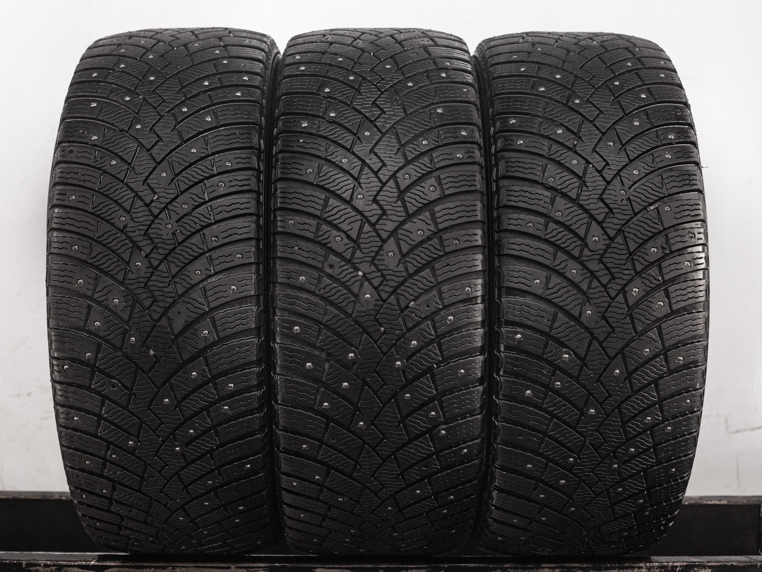 [3] Pirelli Scorpion Ice Zero 2 255/55 R19 111H