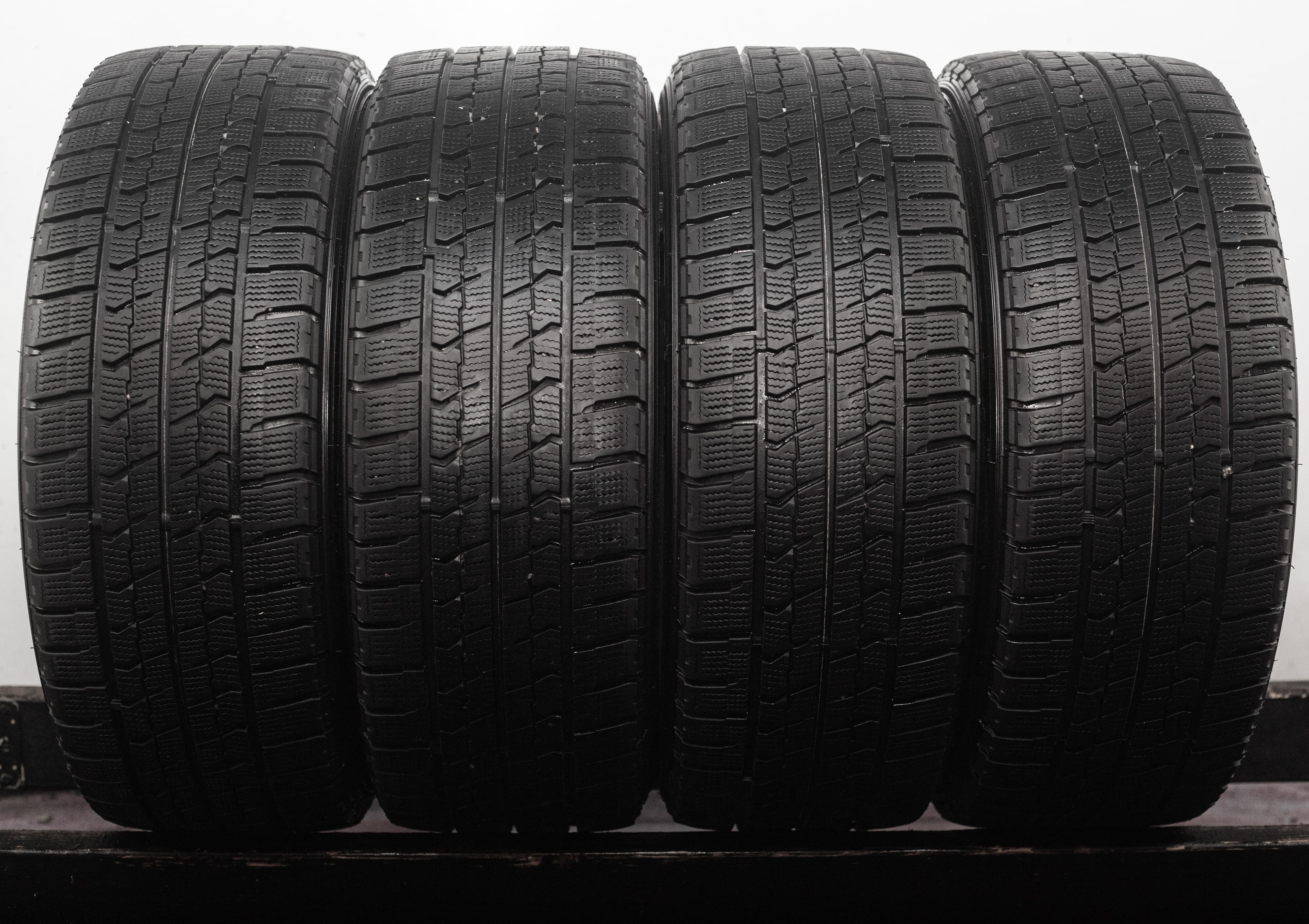 Goodyear Ultragrip Ice Navi Zea II 215/55 R17 94Q