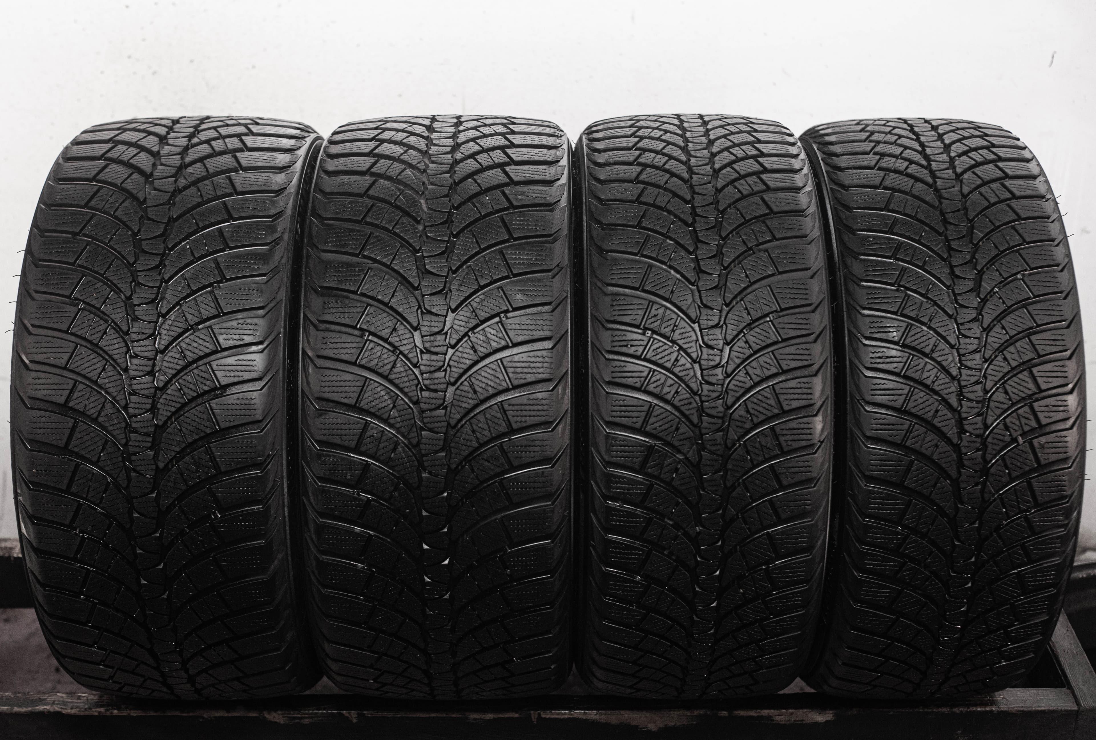 KUMHO WinterCraft WP71 245/40 R19 98V и 275/35 R19 100v