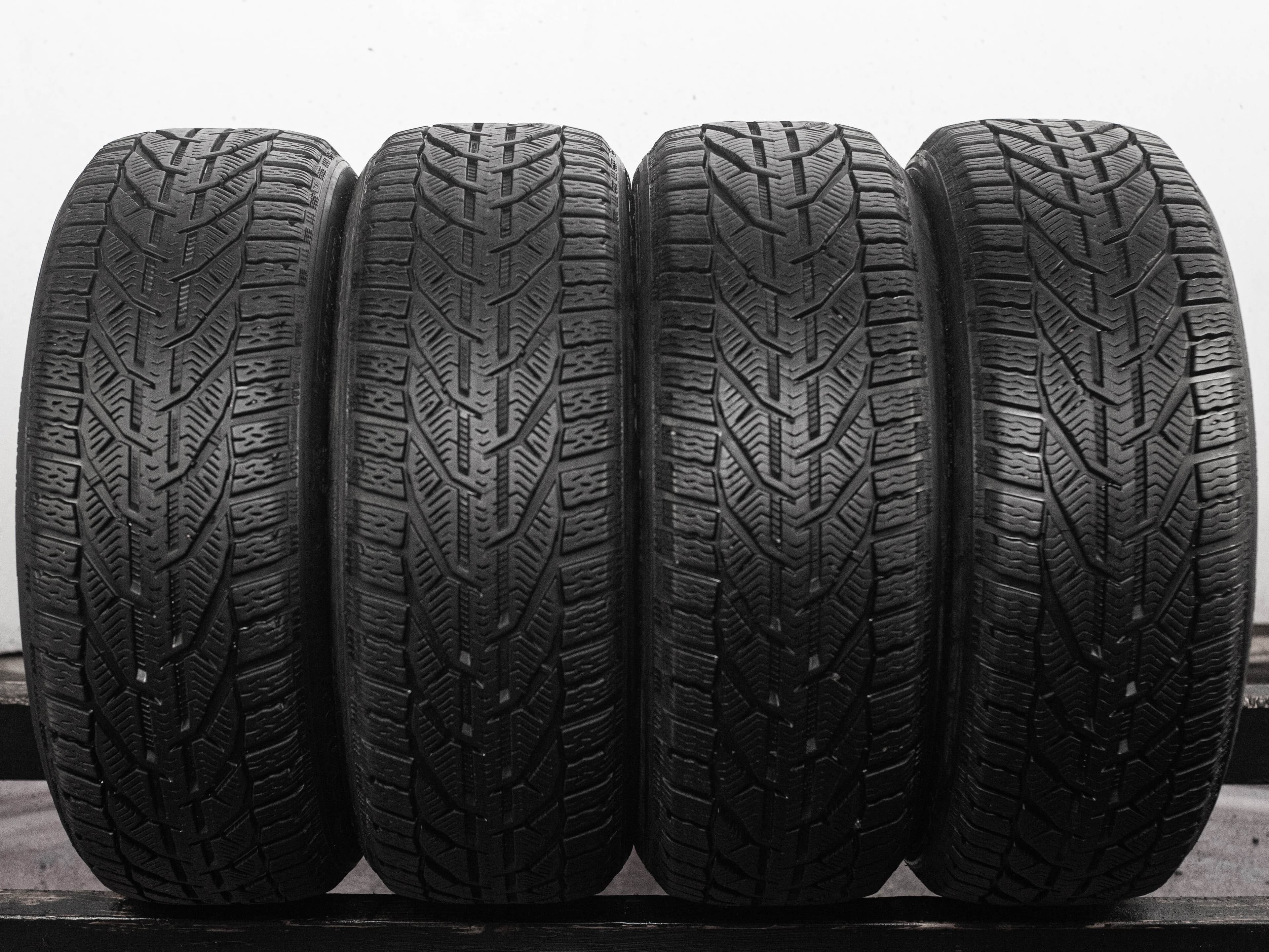 Kormoran Snow 215/55 R17 98V XL