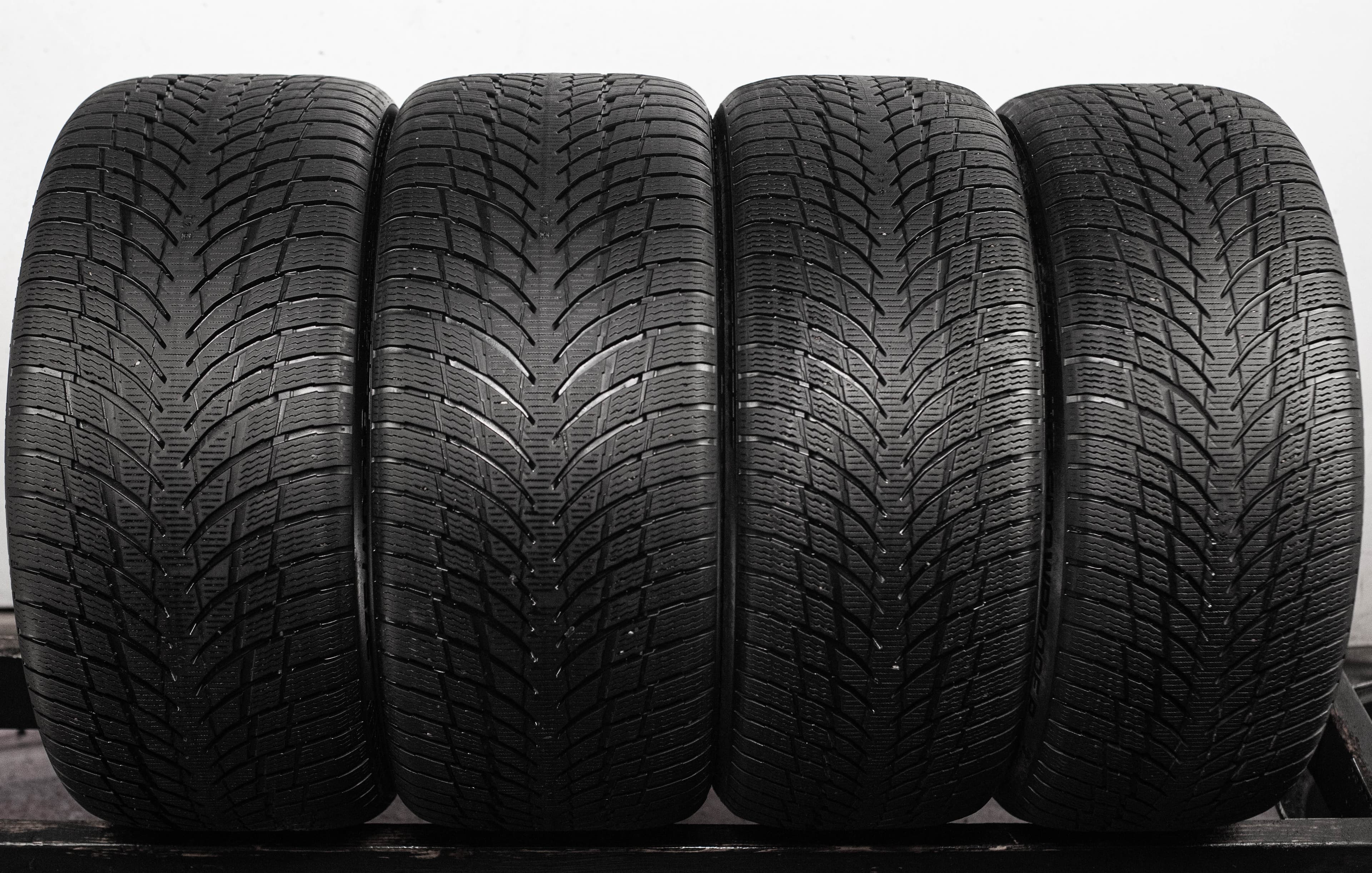 Nokian Tyres WR Snowproof P 245/45 R19 102V XL и 275/40 R19 105V