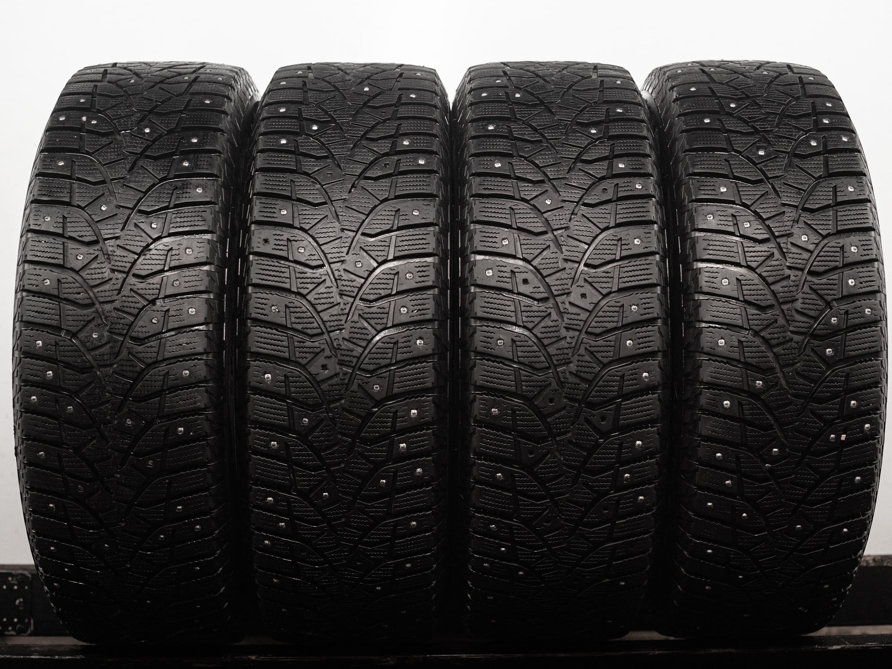 Bridgestone Blizzak Spike-02 SUV 225/65 R17 106T