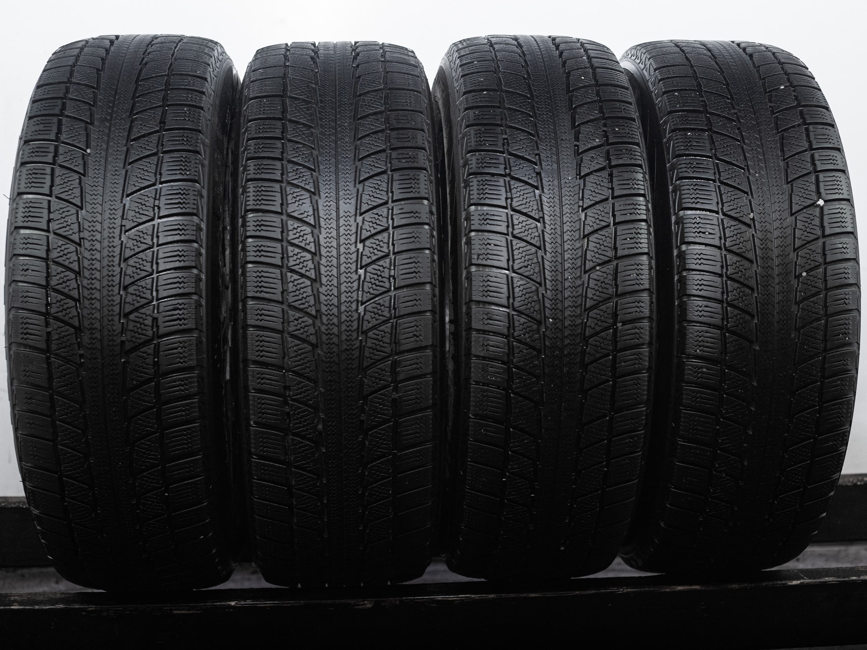Triangle TR777 Snow Lion 215/65 R16 102H